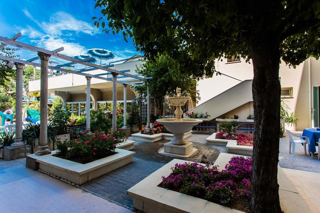 Hotel Nettuno Чезенатико Экстерьер фото
