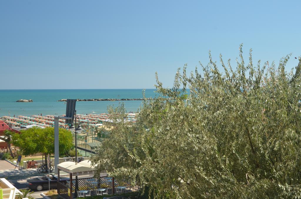Hotel Nettuno Чезенатико Экстерьер фото